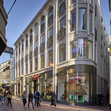 Op deze slide wordt getoond Amsterdam Kalverstraat LEGO.