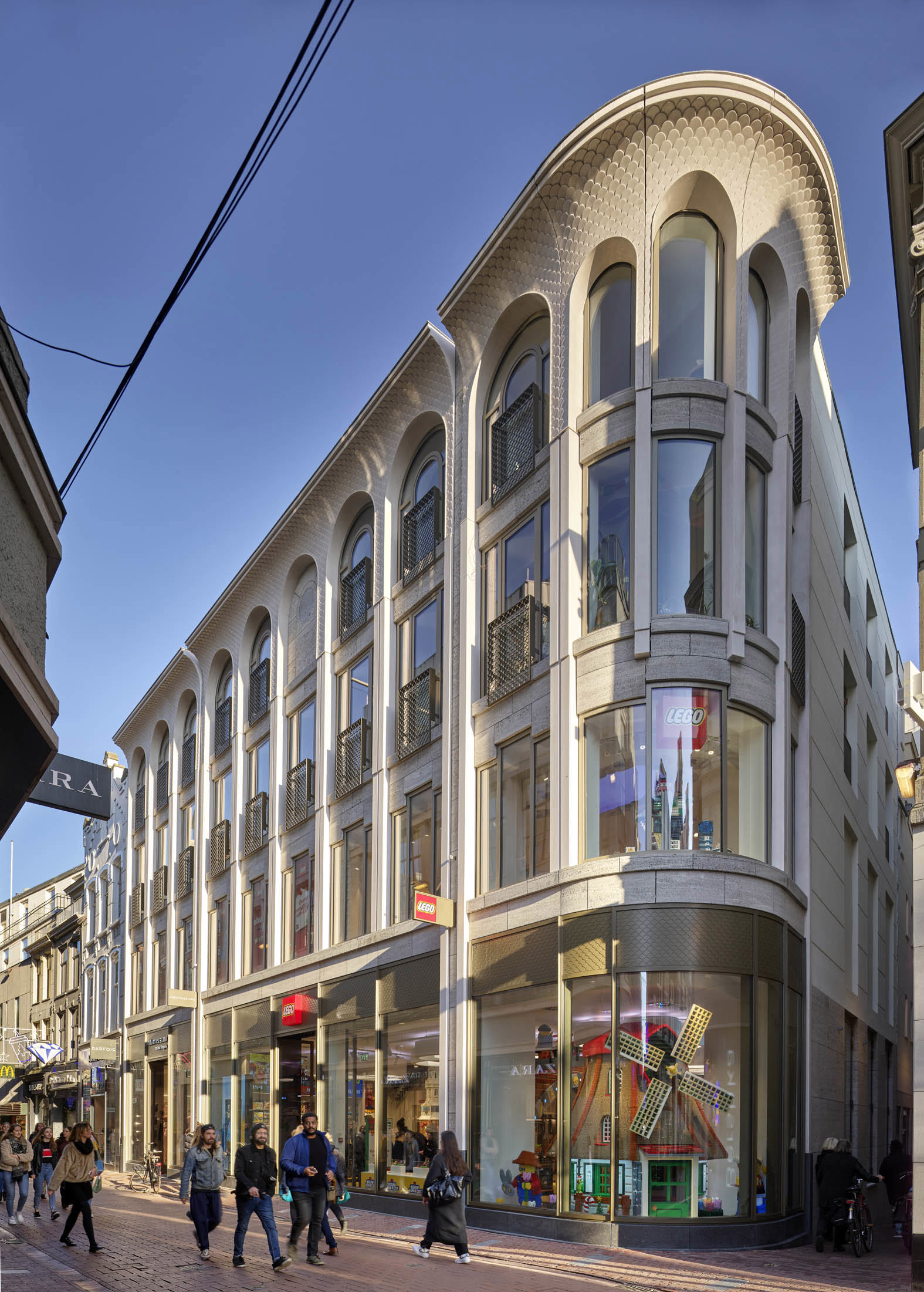 Op deze slide wordt getoond Amsterdam Kalverstraat LEGO.