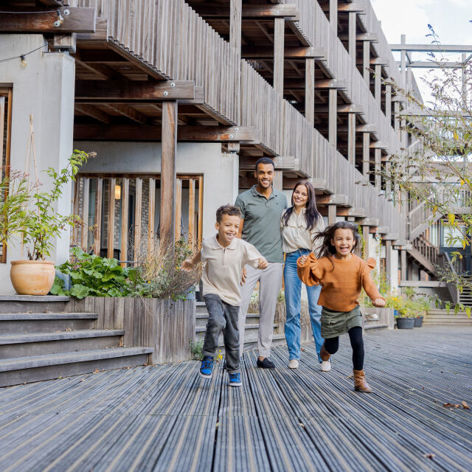 Gezin in woningcomplex