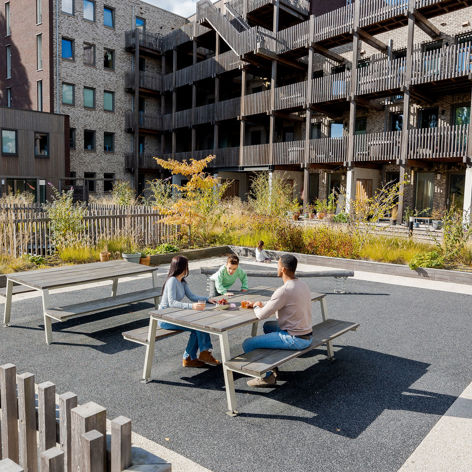 Op deze slide wordt getoond Mensen aan het picknicken in Laurierkwartier.