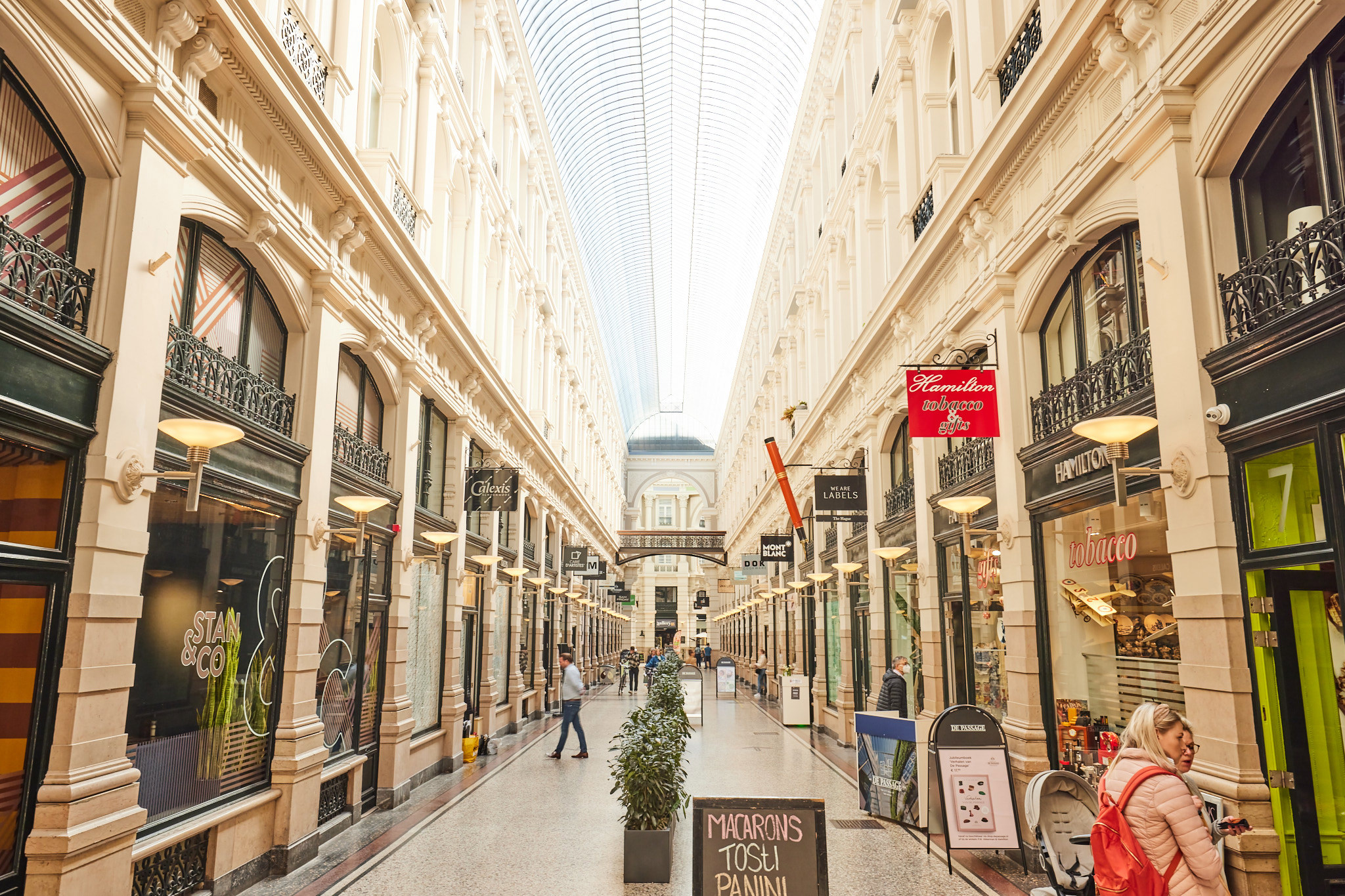 Op deze slide wordt getoond De Passage Den Haag (1).