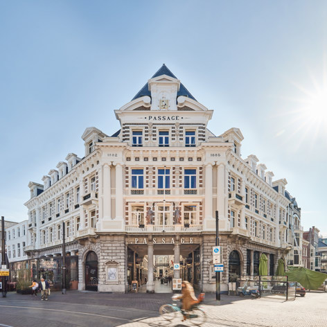 Op deze slide wordt getoond De Passage Den Haag.