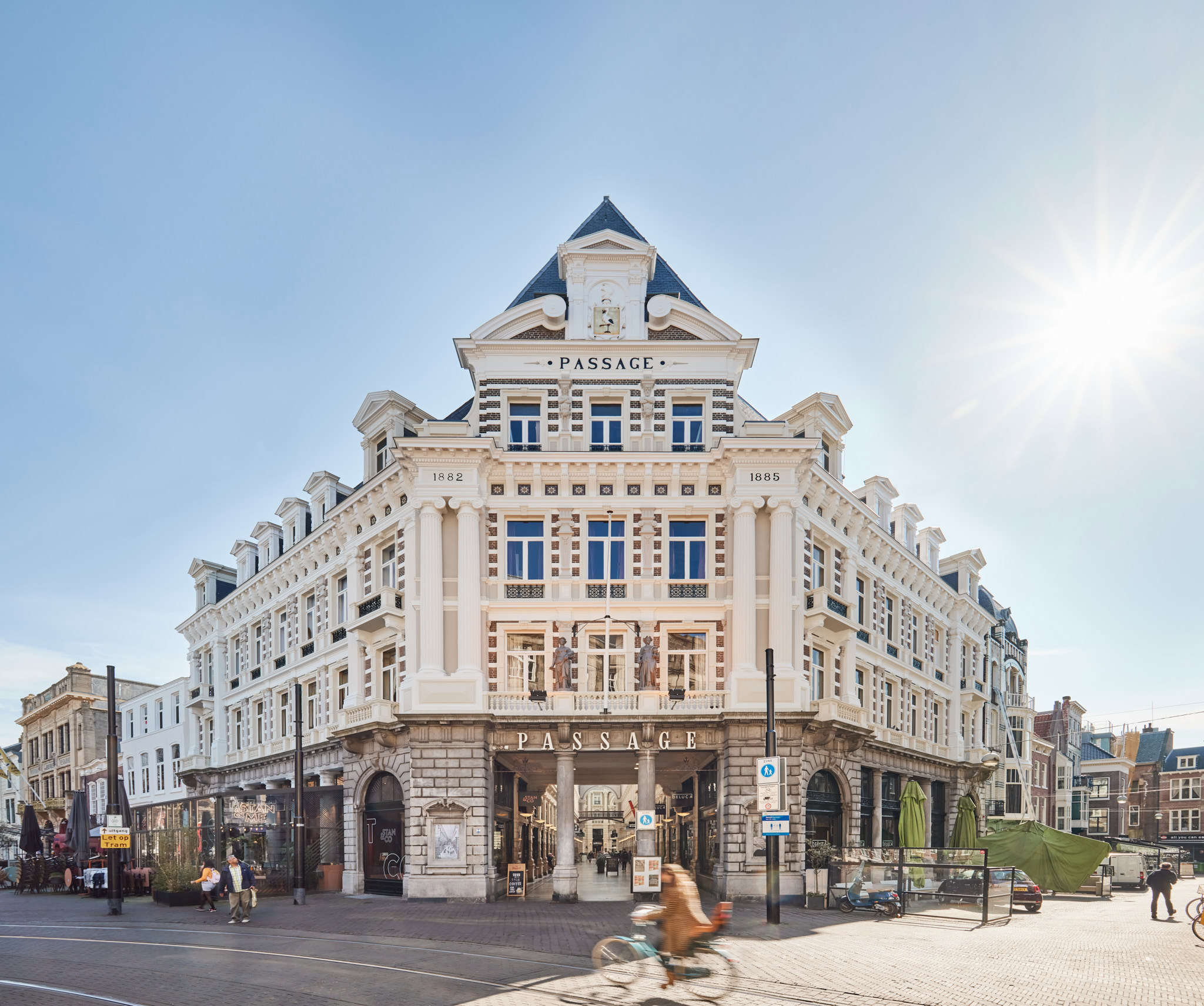 Op deze slide wordt getoond De Passage Den Haag.