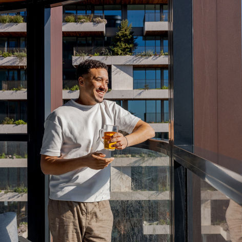 Man op balkon Wonderwoods