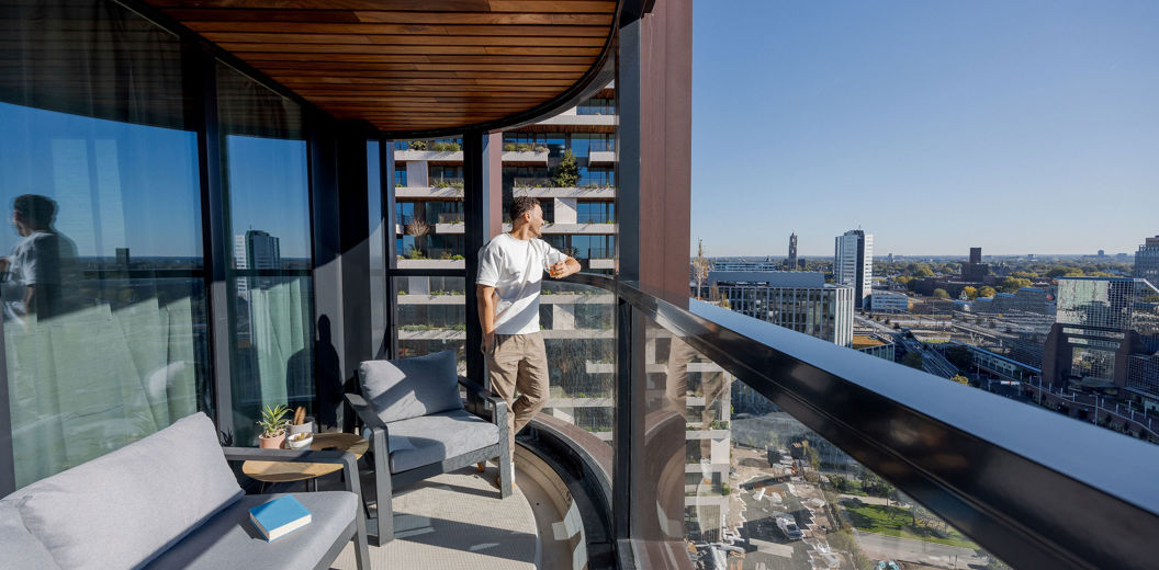 Man kijkt uit over stad utrecht vanaf balkon Wonderwoods