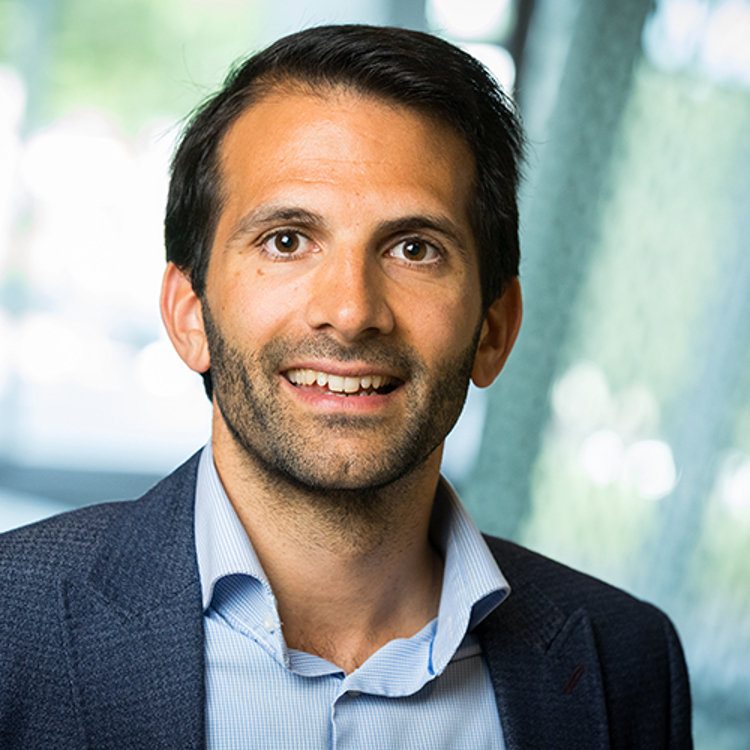 Dit is een foto van Vinoo Khandekar.