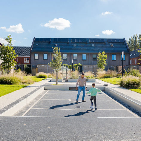 Vader en zoon aan het voetballen Laurierkwartier