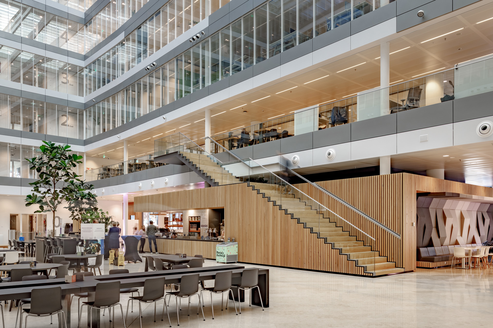 Op deze slide wordt getoond Fellenoord kantoorgebouw door JLOUSBERG.