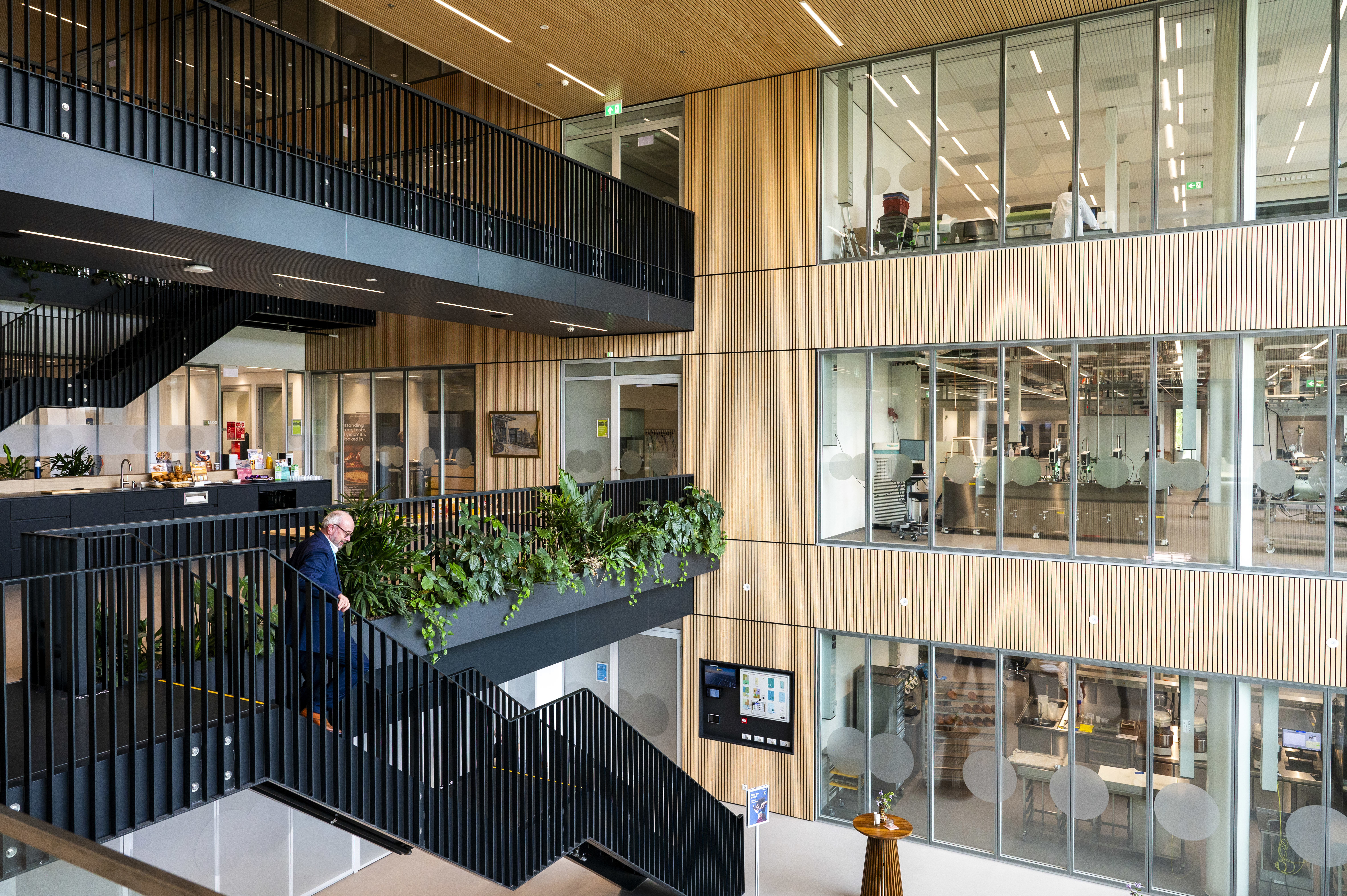 Op deze slide wordt getoond Van Marken Food Innovation Center, Interieur, Fotograaf Sicco Van Grieken (1).